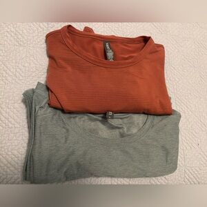 2 vuori mens XL shirts